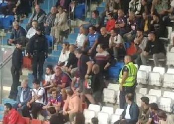 La policía expulsa a un aficionado del Eibar por tener una bandera palestina en la tribuna
