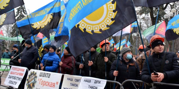 UCRANIA. Protesta sindical porque el gobierno de Zelenski da más poder a los empresarios