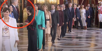 La líder de Podemos, Ione Belarra, asiste al «Besamanos» en Palacio y Letizia se detiene con ella. (Video)