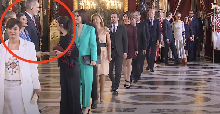 La líder de Podemos, Ione Belarra, asiste al «Besamanos» en Palacio y Letizia se detiene con ella. (Video)