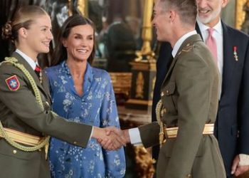 Leonor ya conoce lo que son las horas extras: tuvo que darle la mano a 2.000 invitados