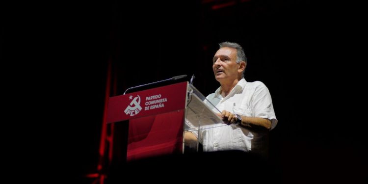 El secretario general del PCE clausura su fiesta con loas al gobierno