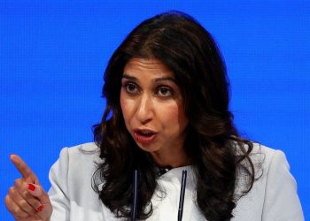 REINO UNIDO. Ministra dice que ondear la bandera palestina o hacer cánticos podrá considerarse «terrorismo»