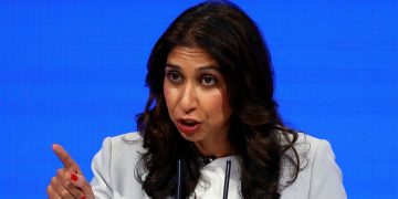 REINO UNIDO. Ministra dice que ondear la bandera palestina o hacer cánticos podrá considerarse «terrorismo»