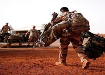 NÍGER. Imagen de la tropa colonialista francesa abandonando otro país africano