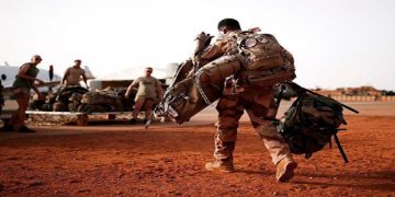 NÍGER. Imagen de la tropa colonialista francesa abandonando otro país africano