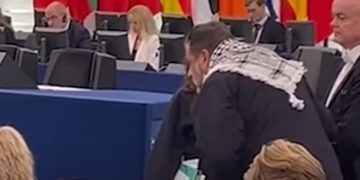 Al eurodiputado por IU, Manu Pineda, le prohibieron hablar con el pañuelo palestino (Video)
