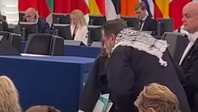 Al eurodiputado por IU, Manu Pineda, le prohibieron hablar con el pañuelo palestino (Video)