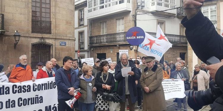Marcha por la devolución de inmueble saqueado por la familia Franco (con la presencia de Carmen Polo y su marido)