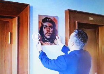 El nuevo presidente del parlamento eslovaco hizo cambios en su despacho; puso la imagen del Che