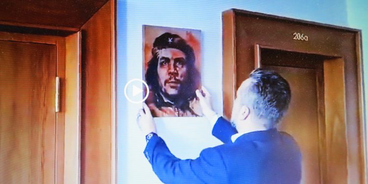 El nuevo presidente del parlamento eslovaco hizo cambios en su despacho; puso la imagen del Che