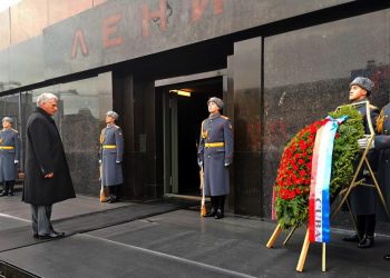 El compañero Díaz-Canel celebra el aniversario del triunfo de la Revolución de Octubre