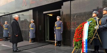 El compañero Díaz-Canel celebra el aniversario del triunfo de la Revolución de Octubre