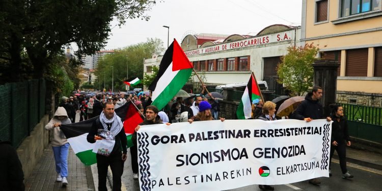 Masiva manifestación de Hendaia a Irún: con Palestina y su derecho a ejercer la resistencia