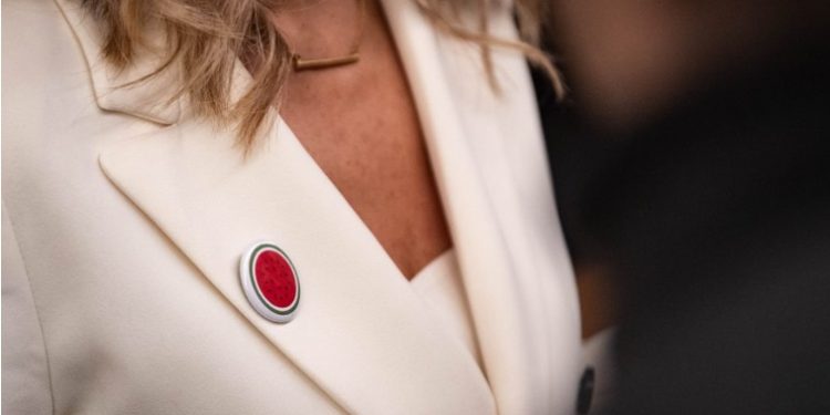 Sumar se sacó el pañuelo palestino y se puso una sandía