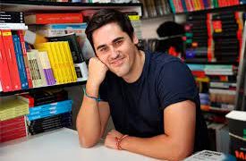 El escritor y periodista Fonsi Loaiza recibe este escrito por llamar neo-nazi al capo de Desokupa