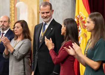 Una persona no elegida habla con desparpajo y poca vergüenza de democracia en el parlamento