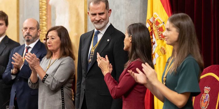 Una persona no elegida habla con desparpajo y poca vergüenza de democracia en el parlamento