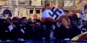(Video) Una bandera nazi aparece durante unos segundos entre los manifestantes