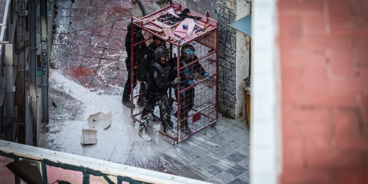 400 policías ejecutan varios desalojos de Centros sociales pero hubo resistencia