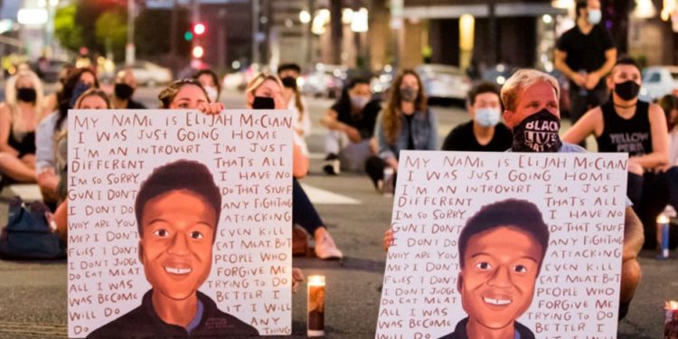 EE.UU. La justicia absuelve a los asesinos del joven negro Elijah McClain
