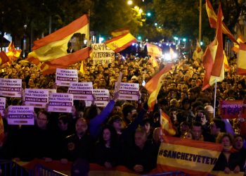 En la séptima noche de protestas fascistas aparecieron «Caras al Sol», saludos nazis y banderas franquistas