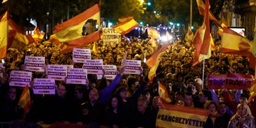 En la séptima noche de protestas fascistas aparecieron «Caras al Sol», saludos nazis y banderas franquistas