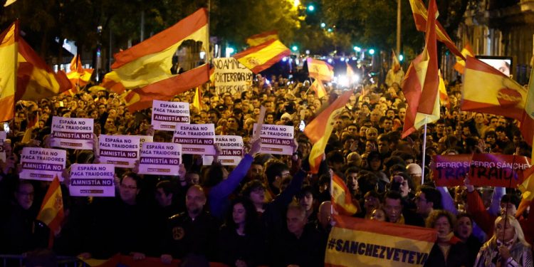 En la séptima noche de protestas fascistas aparecieron «Caras al Sol», saludos nazis y banderas franquistas