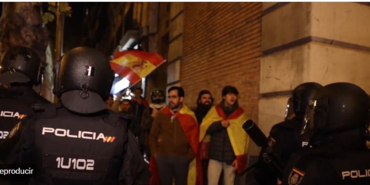 Un video de Cayetanos y fascistas diciendo a la policía que «no nos peguéis que sois de los nuestros»