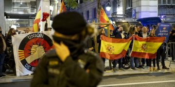 Un grupo fascista de Barcelona sale a la calle a defender un centro de torturas