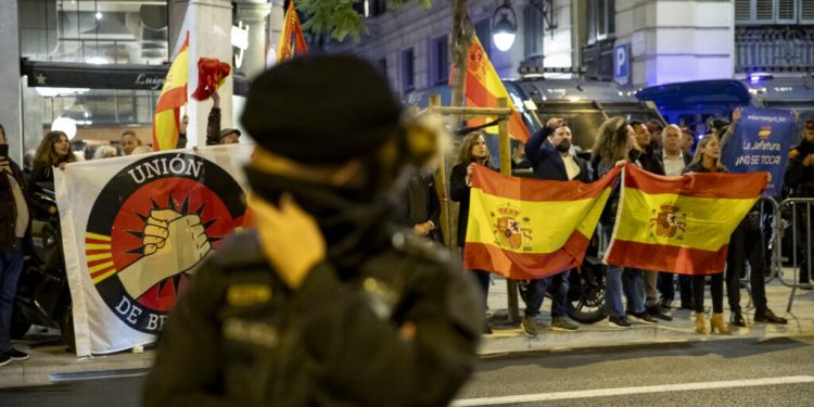 Un grupo fascista de Barcelona sale a la calle a defender un centro de torturas