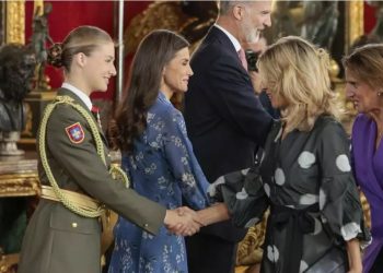 De besamanos en Palacio a modelitos, el viaje de Yolanda