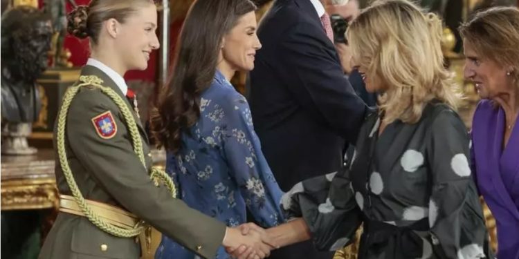 De besamanos en Palacio a modelitos, el viaje de Yolanda