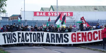REINO UNIDO. Cientos de sindicalistas cierran una fábrica de armas para detener el suministro a Israel
