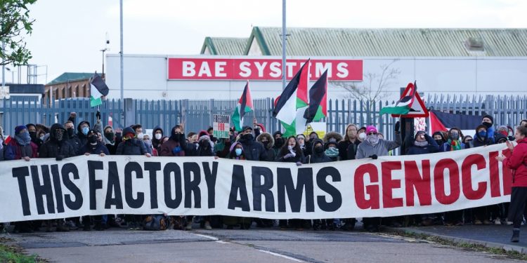 REINO UNIDO. Cientos de sindicalistas cierran una fábrica de armas para detener el suministro a Israel