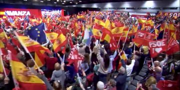 El PSOE hace un acto en Madrid con autobuses de afiliados y muchas banderas de España