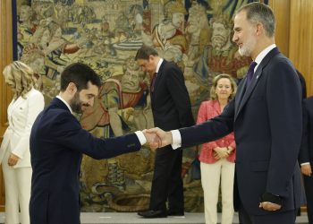 Nos quedamos con esta imagen de un ministro de Sumar prometiendo lealtad al Borbón
