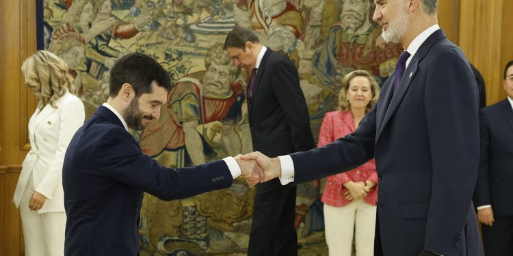 Nos quedamos con esta imagen de un ministro de Sumar prometiendo lealtad al Borbón