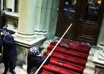 Se llaman “Serbia contra la violencia”, pero causaron destrozos en la Asamblea municipal de Belgrado