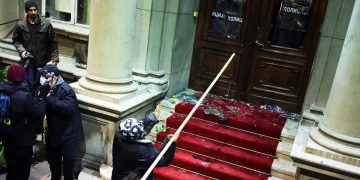 Se llaman “Serbia contra la violencia”, pero causaron destrozos en la Asamblea municipal de Belgrado