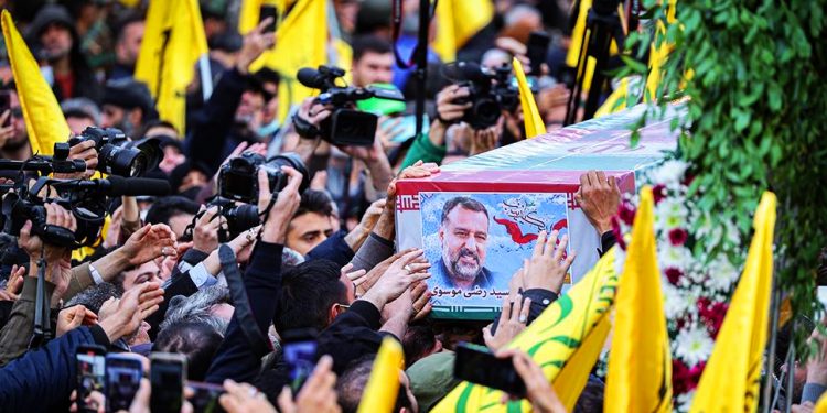 Despiden al comandante iraní asesinado por Israel en Siria con un funeral masivo (+ vídeo)
