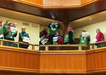 Pensionistas del EHMP han sido expulsados del Parlamento vasco por exhibir carteles
