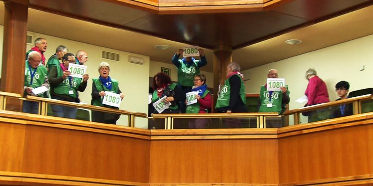 Pensionistas del EHMP han sido expulsados del Parlamento vasco por exhibir carteles
