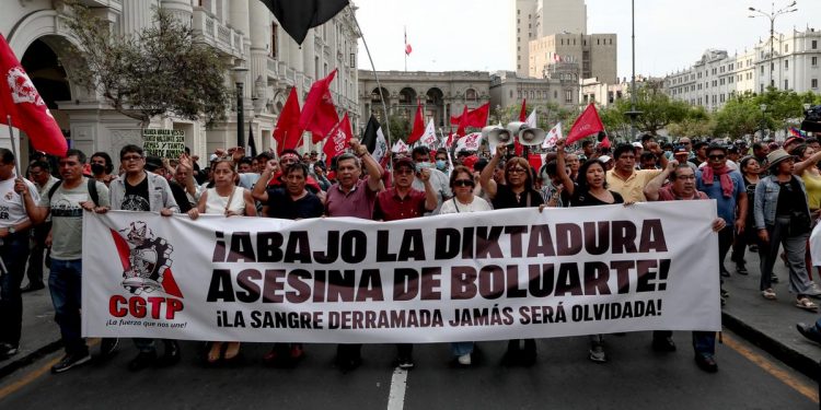 PERÚ. Miles de personas toman otra vez las calles contra la dictadura y pidiendo la libertad de Castillo