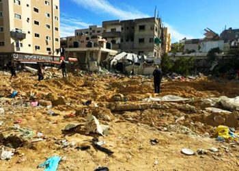 PALESTINA. Soldados ocupantes arrollan a refugiados palestinos en el patio de un hospital y los entierran vivos