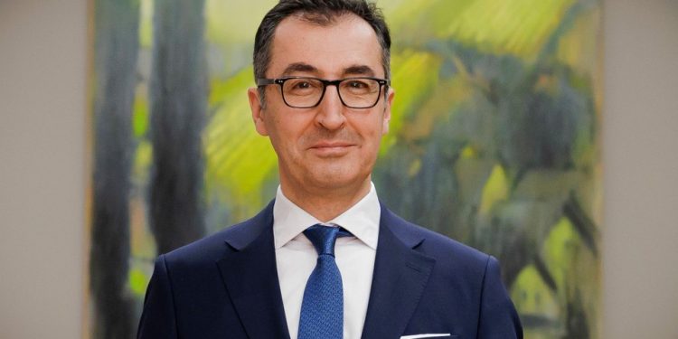 ALEMANIA. El ministro (Verde) de agricultura se une a la protesta a la tarde; por la mañana votó en contra de ellos