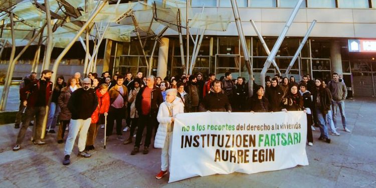 Concentración frente al Palacio Euskalduna de Bilbao contra la farsa de las instituciones burguesas