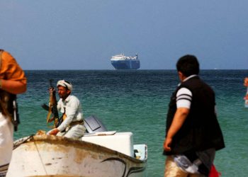 YEMEN ataca con misiles a un buque que desestimó su advertencia de que cambiara de ruta