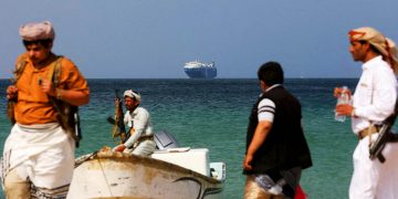YEMEN ataca con misiles a un buque que desestimó su advertencia de que cambiara de ruta