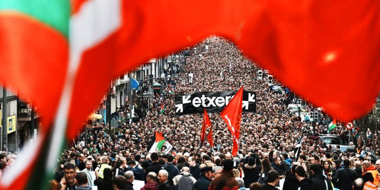 Sare movilizó a miles de personas en Bilbao; la reivindicación de la amnistía volvió a estar ausente